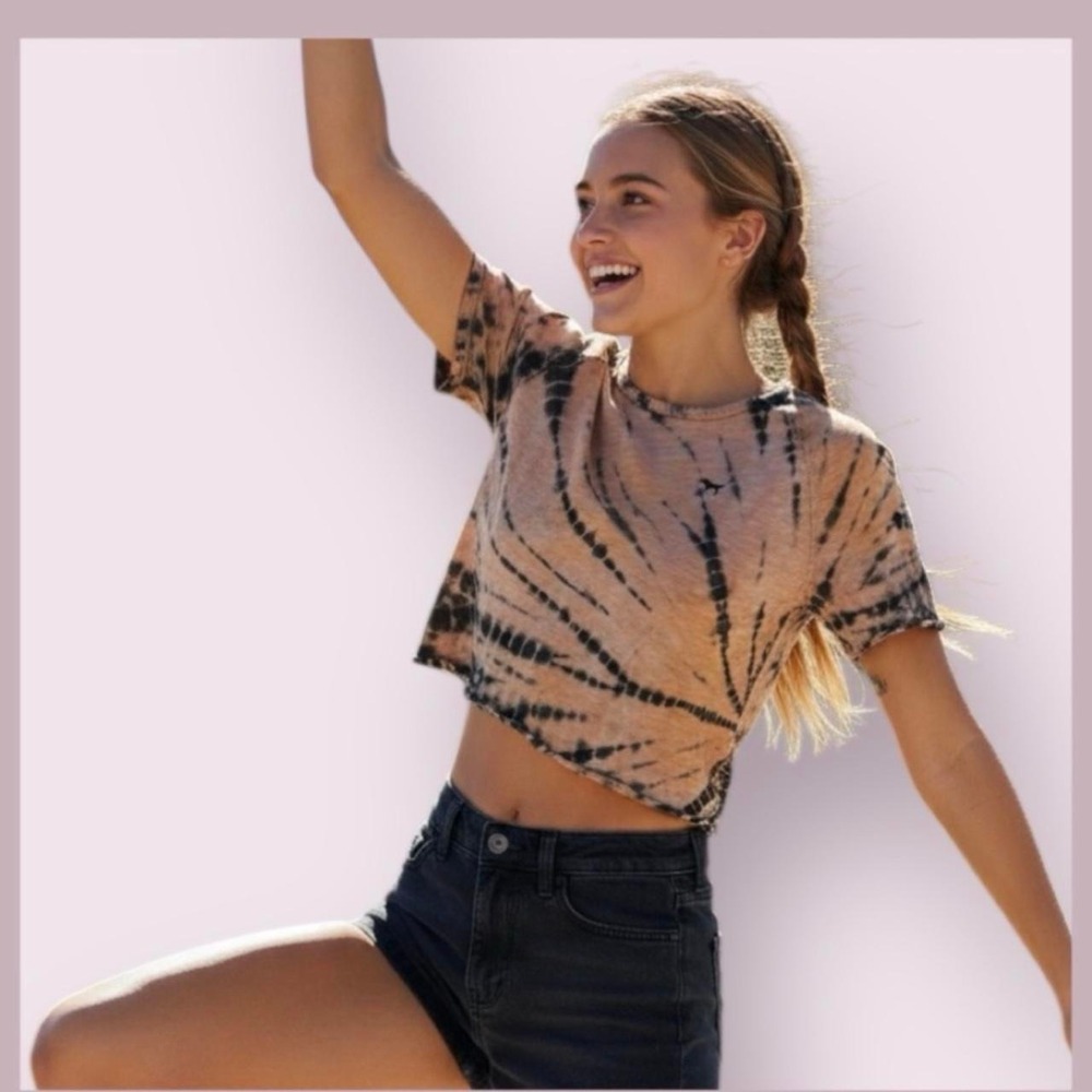 'Victoria's Secret PINK cropped tie-dye tee 💕 A cute, casual cropped fit tha